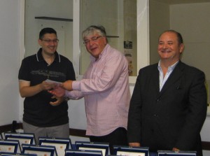 consegna a done federcio saporito raccolta beneficenza