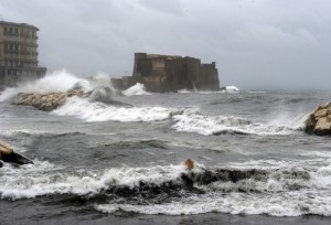 Lungomare-di-Napoli-in-tempesta-4