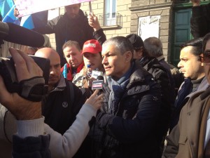 Massimo Taglialatela al presidio dei lavoratori dinanzi a Palazzo Sangiacomo