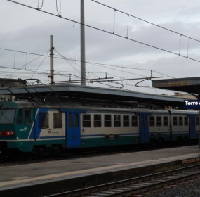 treno per castellammare bloccato senza ragione a torre annunziata