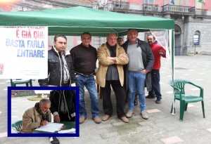 gazebo renzi a cercola del PD Grillo e vittorio e caludio esposito