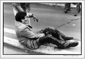 Paolo colpito, Roma, piazza Indipendenza, 1977 - foto Tano D'Amico