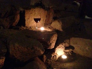 Bicchieri di Aglianico custoditi nelle viscere della terra partenopea