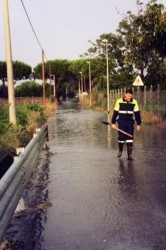 PC in azione su strada allagata