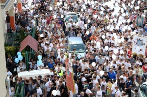 Ragazzo ucciso: tra poco i funerali, lieve malore madre