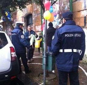 vigili urbani - lavoratori manutenzione - comune cercola - rimossi manifesti gri.ci.. scarpato aniello v.u.