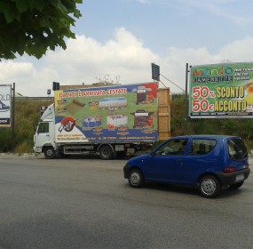 camion pubblicitario incustodito all'uscita della Statale del Vesuvio - Caravita - Cercola