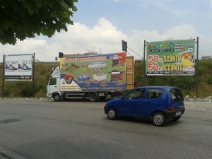 camion pubblicitario incustodito all'uscita della Statale del Vesuvio - Caravita - Cercola