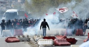 ++ Bagnoli: corteo protesta, lacrimogeni e lancio pietre ++