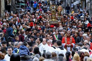 ++ Si rinnova a Napoli il miracolo di San Gennaro ++