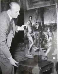 1200px-rodolfo_siviero_con_un_quadro_di_pontormo_in_unimmagine_degli_anni_cinquanta